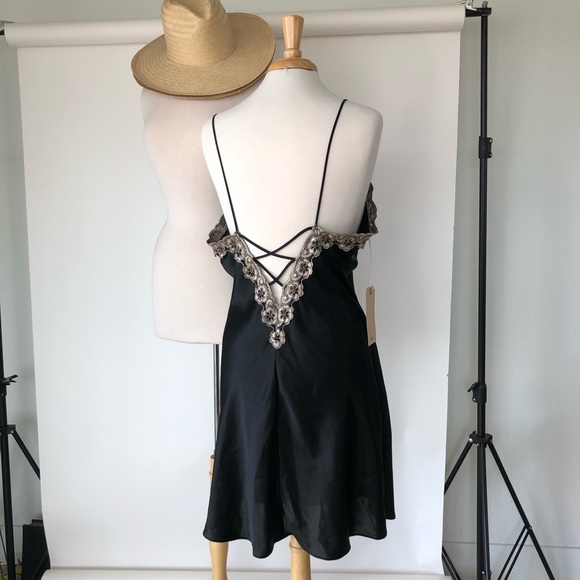 SOLD ❌ VINTAGE BLACK NIGHTDRESS WITH SCALLOP TRIM - Picture 3 of 8